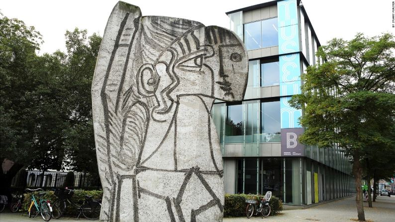 Arte internacional en las calles — Una escultura fuera del museo Boijmans Van Beuningen en Rotterdam. El edificio alberga una colección de arte que incluye maestros holandeses y trabajos de artistas como Dalí y Van Gogh.