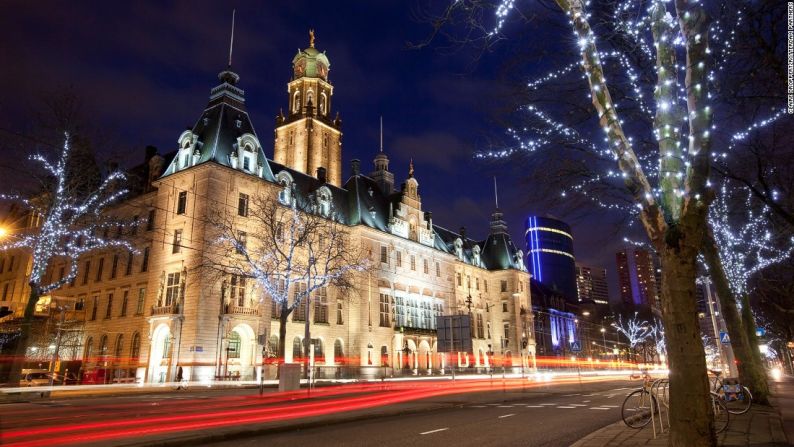 Rotterdam tiene un distrito ‘cool’ — El distrito 'cool' de Rotterdam está lleno de tiendas y restaurantes. Hay planes de hacer una vía que vaya frente a la alcaldía, mucho más peatonal y amistoso con los ciclistas.