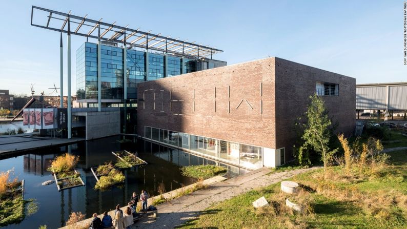 Museos en abundancia — El Het Nieuwe Instituu, uno de los museos del frondoso parque de los museos, es un lugar ideal para exposiciones relacionadas con el diseño y alberga el archivo estatal holandés sobre arquitectura. El edificio también alberga una biblioteca y una cafetería.