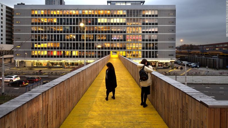 Los ciudadanos le dan forma al cambio urbano — En los últimos años, Rotterdam ha reclutado a sus ciudadanos para que ayuden a cambiar la ciudad. El Luchtsingel —un puente de madera de 390 metros— es uno de los proyectos financiados colectivamente con el fin de traer una nueva vida a una parte de la ciudad que alguna vez estuvo en decadencia.