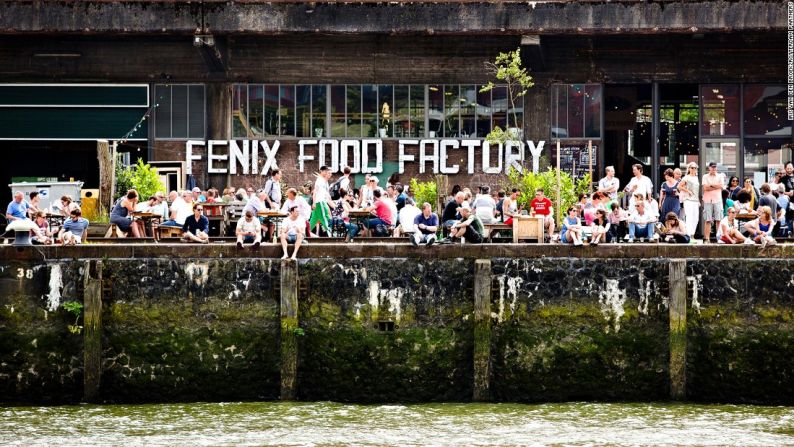 Regeneración urbana — El 'Fenix Food Factory' es una antigua bodega que ahora se usa como un lugar de reuniones y un mercado local donde se venden comidas y bebidas producidas localmente.