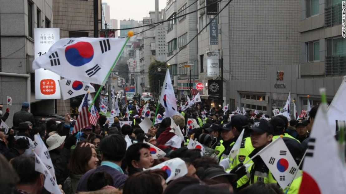 Los partidarios de la destituida presidenta de Corea del Sur, Park Geun-hye, se reúnen a las afueras de su casa este domingo en el distrito de Gangnam, en Seúl.