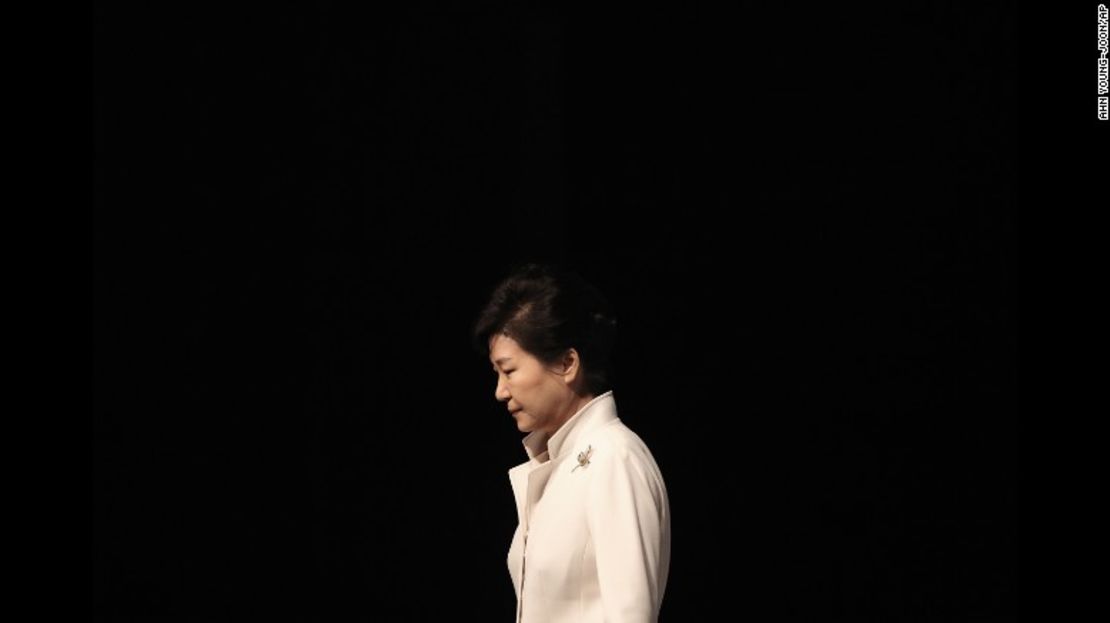 Fotografía del 1 de marzo del 2016 en la que se ve a la destituida presidenta surcoreana, Park Geun-hye, al abandonar un evento en Seúl.