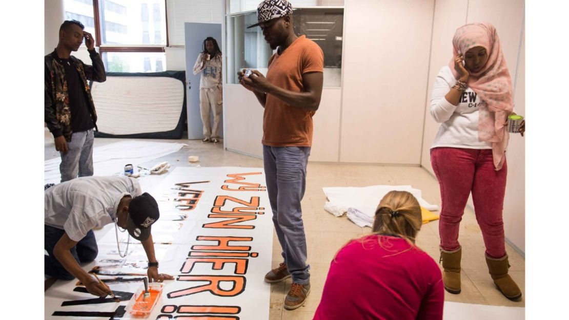 Líderes de grupo y voluntarios preparan pancartas para una marcha en vísperas de un desalojo en mayo del 2015.