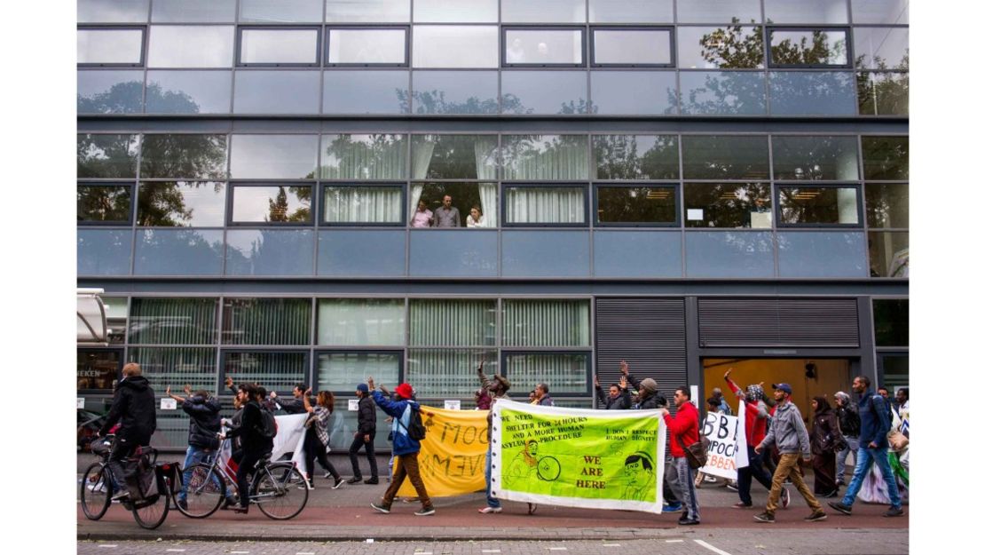 El día en que son desalojados del Vluchtgebouw, los miembros de WAH marchan a través de Amsterdam para manifestarse en contra del tratamiento de los solicitantes de asilo. Su pancarta representa al primer ministro holandés, Mark Rutte, diciendo 'no respeto la dignidad humana'.