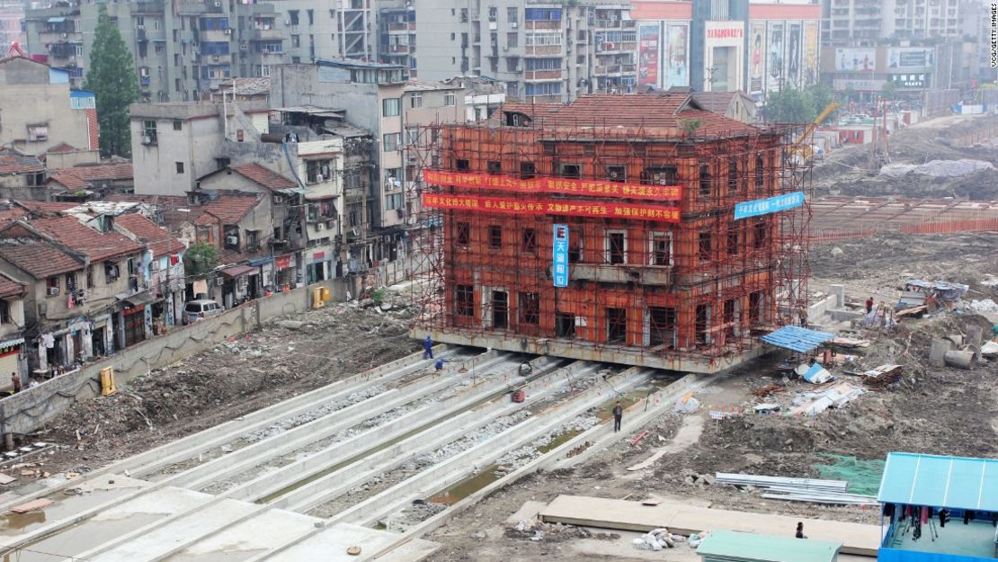 El edificio Hankou Yiyong de tres pisos durante su reubicación.