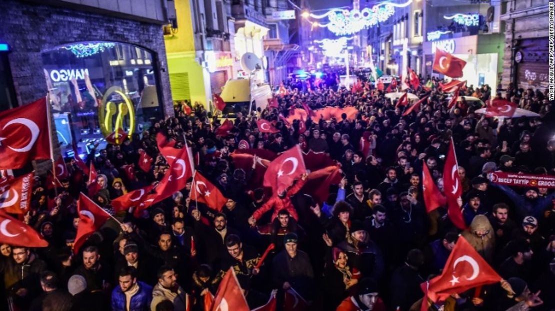 Manifestantes agitan banderas turcas a las afueras del consulado holandés en Estambul, el 11 de marzo.