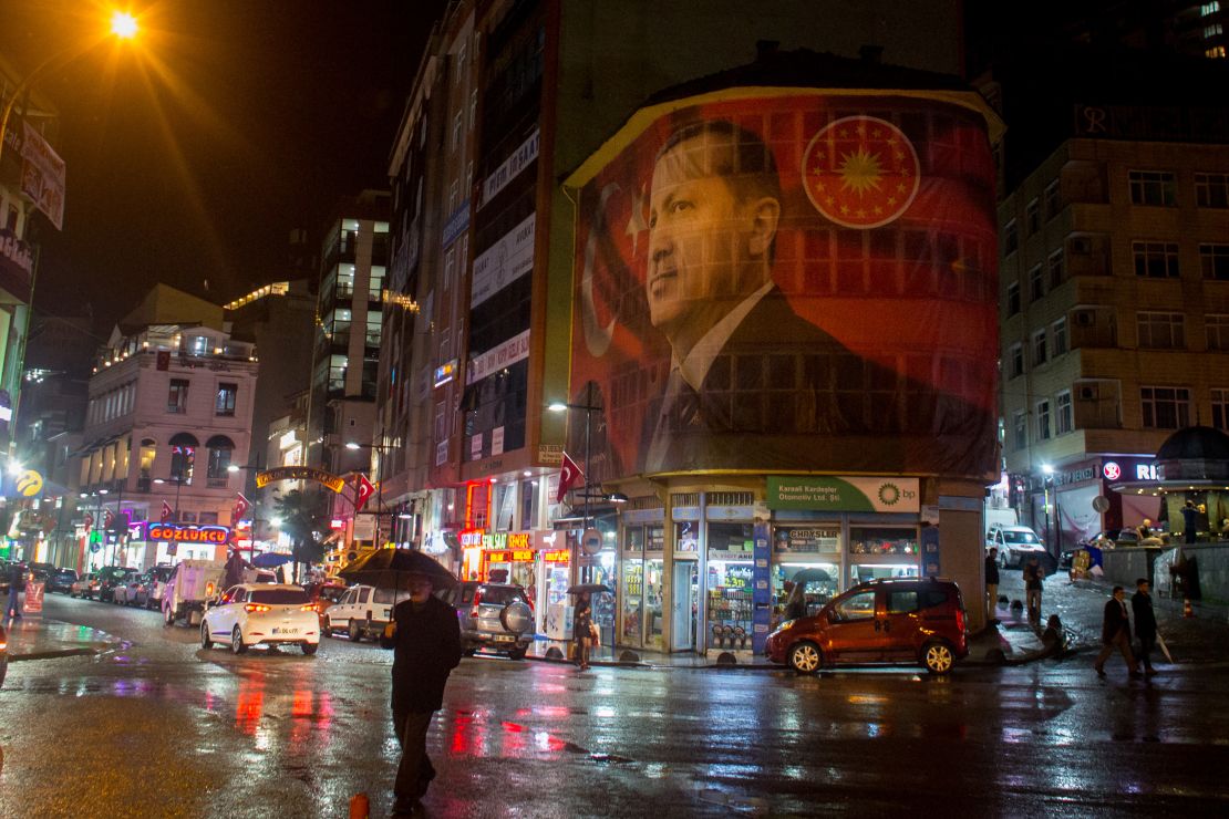 Poster gigante del presidente turco, Recep Tayyip Erdogan, en una calle de la ciudad de Rize.