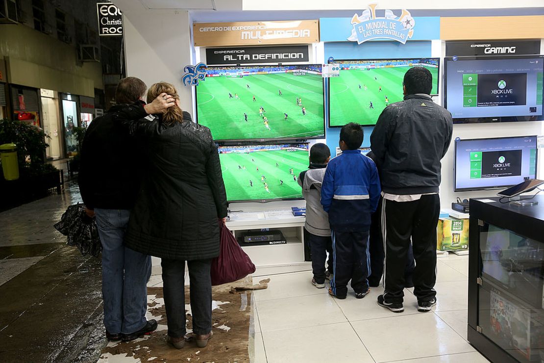 CNNE 388933 - argentine soccer fans in buenos aires prepare for country's world cup final against germany