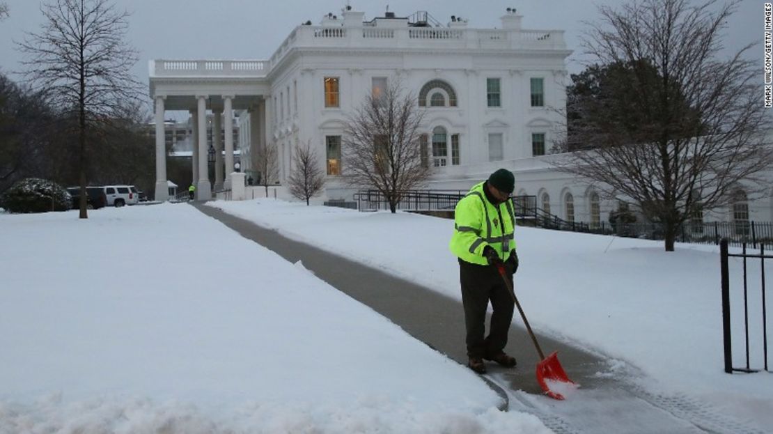 Washington estaba bajo alerta de tormenta de nieve hasta las 2pm de este martes.