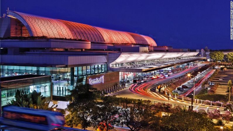 Y por quinto año consecutivo, en el primer lugar está el Aeropuerto Changi, en Singapur. Entre su amenidades están dos cines 24 horas que proyectan gratis los últimos éxitos de taquilla y una piscina en la azotea.