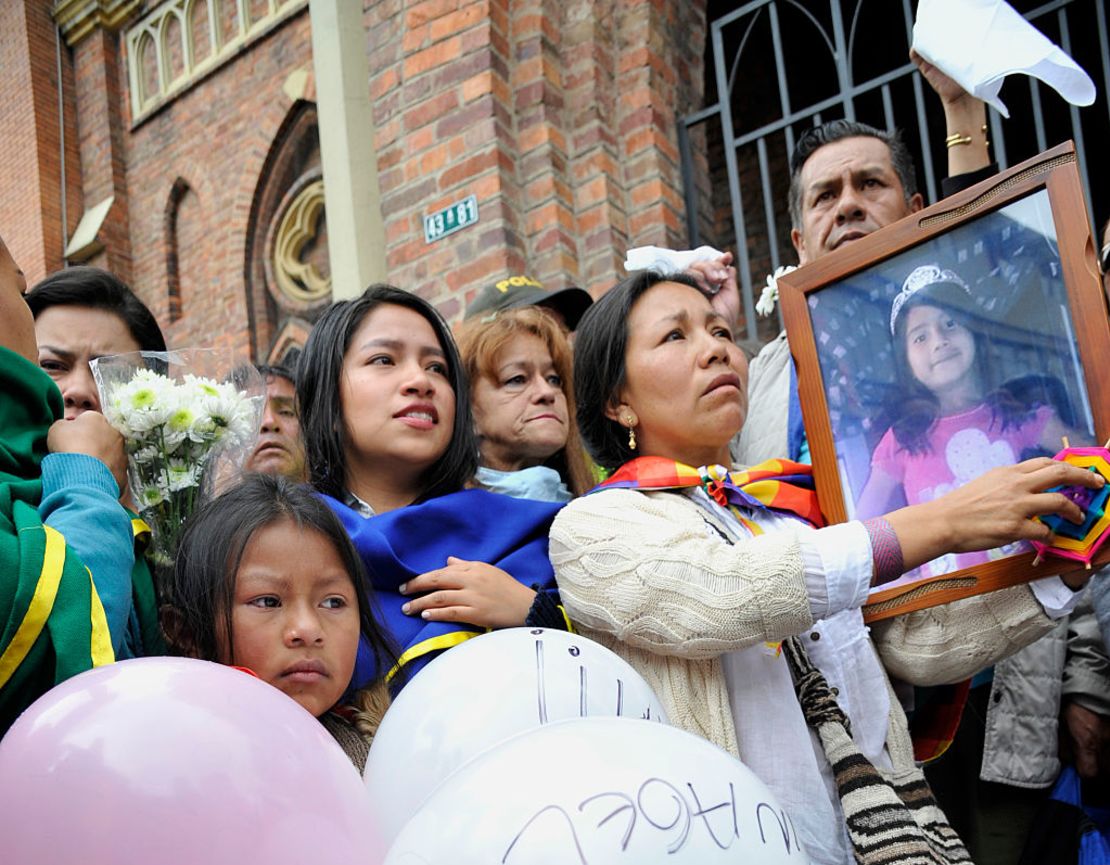 Un grupo de personas pide justicia por el asesinato de Yuliana Samboní, la niña de 7 años que fue secuestrada y brutalmente asesinada por Rafael Uribe Noguera, un arquitecto de 38 años que confesó el crimen de la menor ante las autoridades.