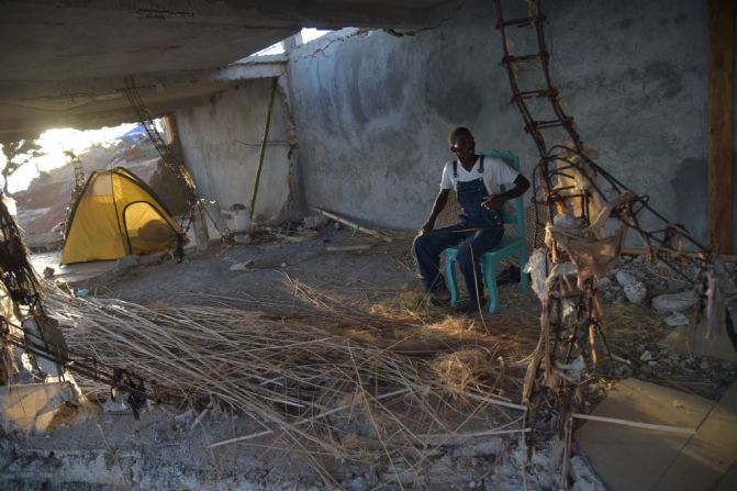 Starjuin Regent es pescador, tiene 35 años y vive de vender langostas en la ciudad de Roche-à-Bateaux. Matthew destruyó su casa y hoy él pasa el día en lo que quedó de ella y, en la noche, va a dormir a la casa de un amigo. Se queja porque dice que después de cinco meses, no ha recibido ningún tipo de ayuda.