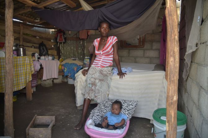 Sonita posa con su bebé en su nueva casa, en la ciudad de Roche-à-Bateaux, en el suroccidente de Haití.