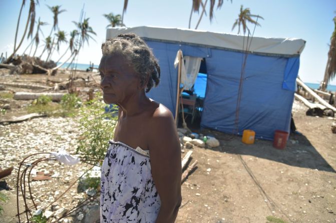 Fifi vive hoy en uno de los campamentos temporales que se levantaron tras el paso del huracán Matthew. Su casa en la ciudad de Chevalier quedó completamente destruida hace cinco meses. Durante un tiempo, vivió en un refugio instalado en un colegio. Hoy, comparte su 'vivienda' con otros tres miembros de su familia.