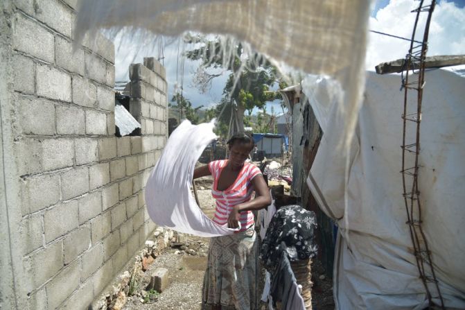 Sonita es fotografiada cerca de su casa, en la ciudad de Roche-à-Bateaux, en el suroccidente de Haití. Fue una de las 175.000 personas que lo perdieron todo en octubre pasado, por culpa de Matthew. Semanas después, en noviembre, Sonita dio a luz y hoy ya logró reconstruir su casa, gracias a la ayuda de una ONG.