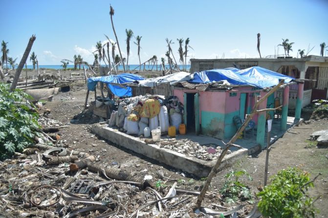 Según varias ONG, la entrega de ayuda -sobre todo comida y medicinas- ha representado un gran desafío, por la geografía de las zonas más afectadas por el paso del huracán, por las constantes lluvias -que a su vez suelen restringir los vuelos en helicóptero, que son la única forma de llegar a determinadas áreas por la falta de carreteras- y por problemas de seguridad.