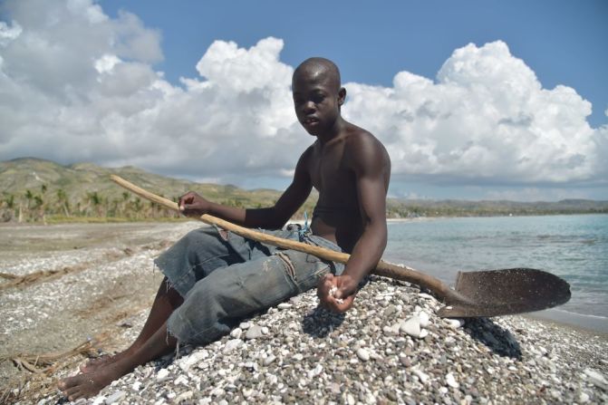 Stevens tiene 14 años y trabaja recogiendo piedras en una playa en la ciudad de Coteaux, para luego venderlas.