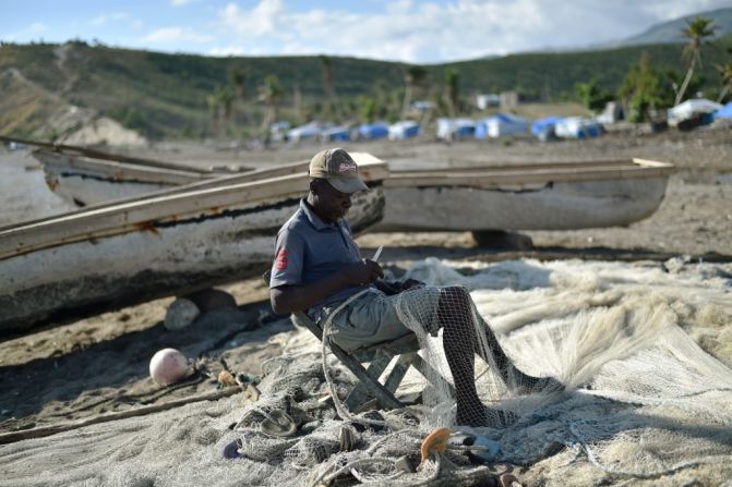 Un pescador arregla una red en una de las playas afectadas por el paso de Matthew. Dado que el huracán fue especialmente devastador en el suroccidente del país, cerca de muchas playas, los pescadores fueron algunos de los habitantes más perjudicados, pues se tardaron mucho tiempo en retomar sus trabajos.