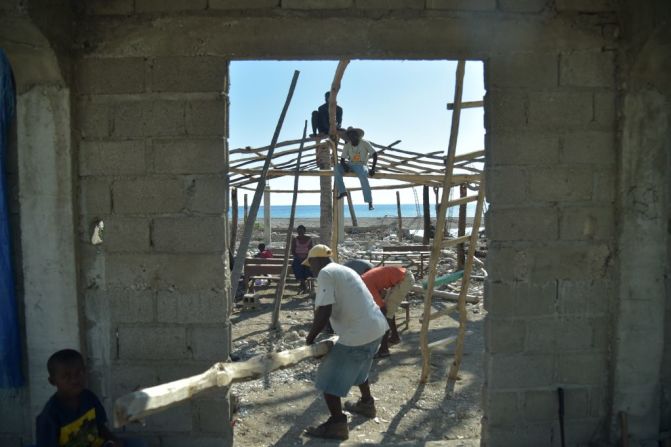 La reconstrucción de muchas edificaciones que resultaron afectadas por el huracán ha tardado mucho tiempo por la escasez o la dificultad para conseguir y trasladar los materiales. En esos trabajos de reconstrucción suelen colaborar decenas de haitianos de manera voluntaria.