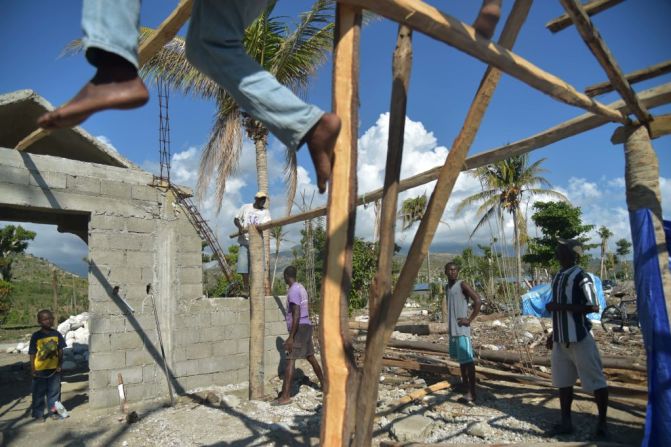 Una iglesia evangélica que fue reducida a escombros por los vientos del huracán Matthew es reconstruida en la ciudad de Labeyi.