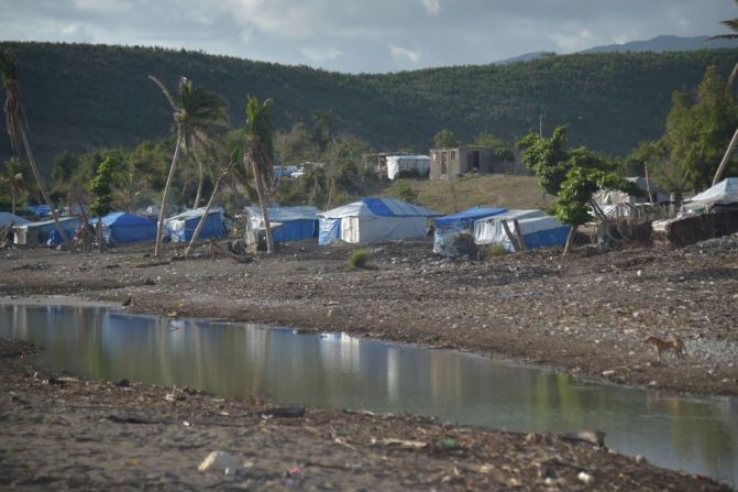 Cinco meses después del paso de Matthew por la isla, todavía quedan muchos refugios temporales que acogen a víctimas del huracán, que lo perdieron todo por el desastre natural. Estos son los de la playa de la ciudad de Labeyi, en el suroccidente de Haití. Se calcula que 175.000 personas perdieron su hogar y tuvieron que construir refugios con madera y metales que recolectaron, que luego cubrieron con lonas impermeables donadas por comunidades religiosas.