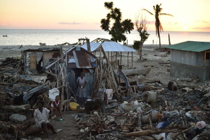 Fatilea (derecha), en su refugio en la ciudad de Roche-à-Bateaux, muy cerca de los escombros dejados por el huracán Matthew, que todavía no se han levantado.