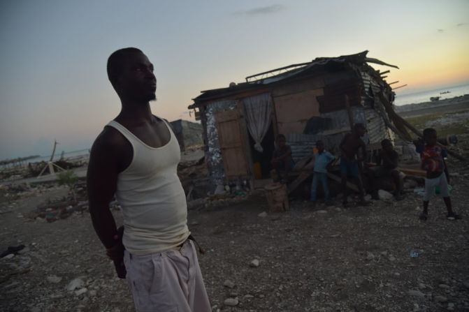 Renal es pescador y vive en Roche-à-Bateaux, en el suroccidente de Haití. Perdió a su hija por el devastador paso de Matthew por la isla, en octubre del año pasado. Su casa (en la foto) quedó destruida por las gigantescas olas que se formaron por los vientos de hasta 230 kilómetros por hora producidos por el huracán. Todavía no se recupera del todo.