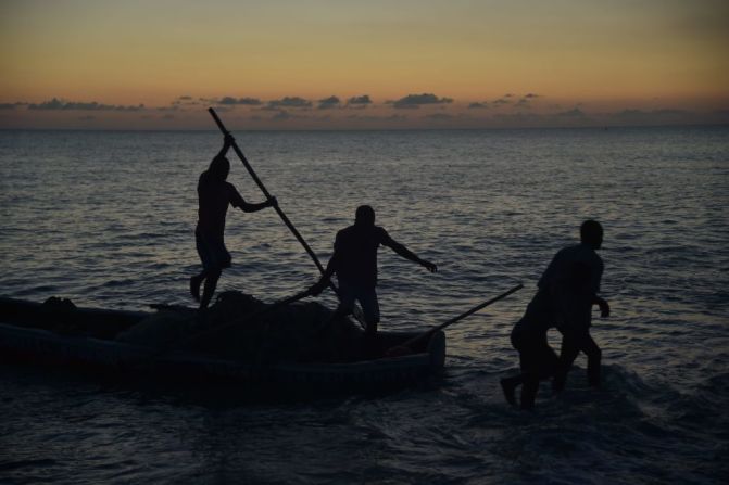 Unos pescadores regresan a casa después de una jornada de trabajo en Roche-à-Bateaux, una ciudad del suroccidente de Haití. Según Naciones Unidas, el paso de Matthew por el país más pobre de América dejó más de 570 muertos y unas 750.000 personas “seriamente afectadas”.