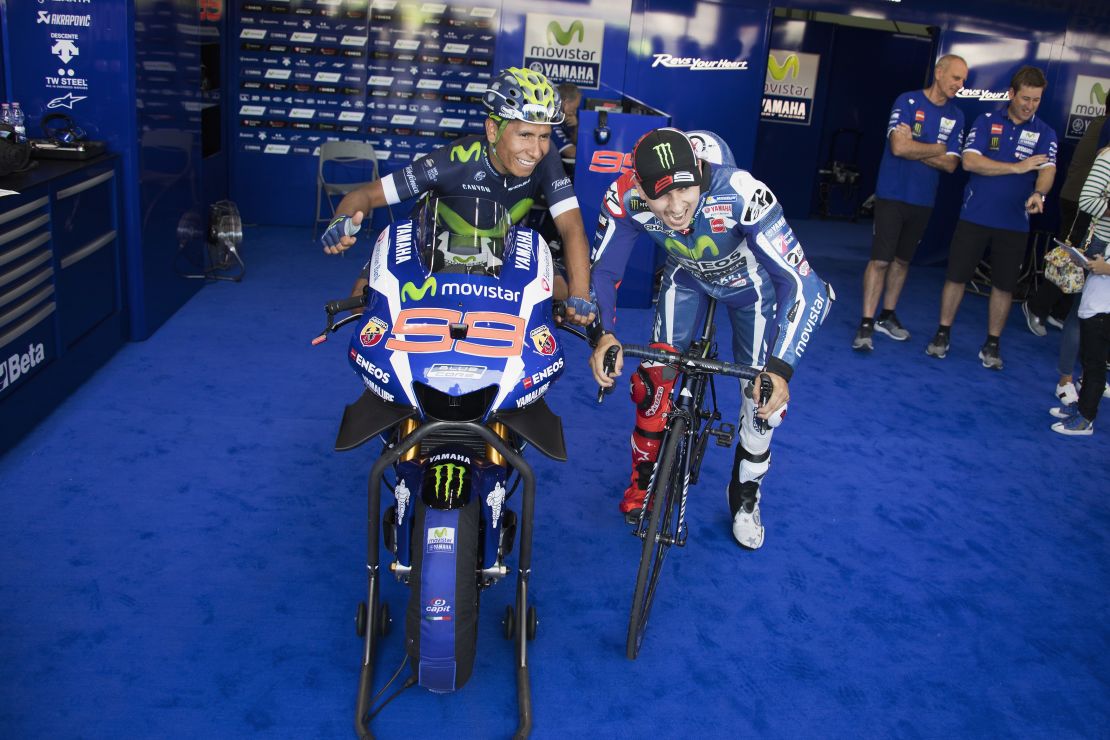 Nairo Quintana y el campeón de Moto GP Jorge Lorenzo intercambian vehículos durante un evento en el complejo de Motorland en Aragón (España).