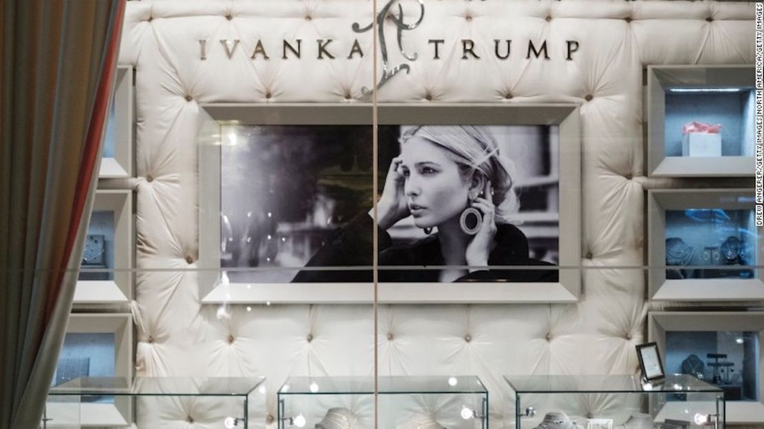 Una vista de la joyería a la venta de la Colección Ivanka Trump en el lobby de la Trump Tower el 10 de febrero de 2017 en Nueva York.