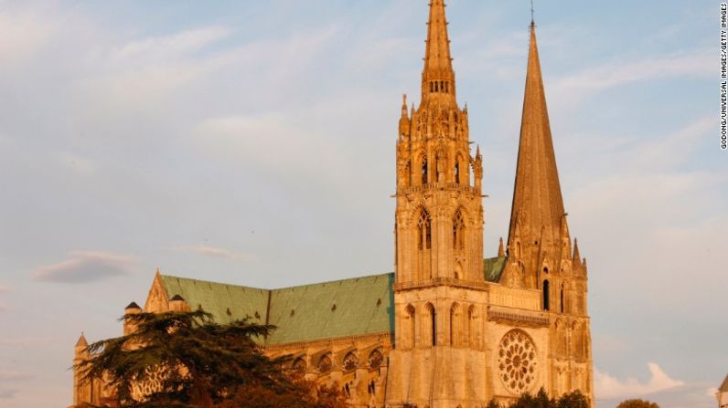 La Sancta Camisia - Chartres alberga una de las catedrales góticas más impresionantes de Europa. La iglesia también alberga una de las reliquias más veneradas del Cristianismo: la Sancta Camisia. Se dice que la túnica fue usada por la Virgen María cuando dio a luz a Jesús.