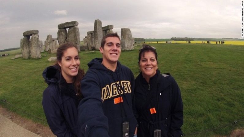 Una de las fotos extraviadas: tres personas en Stonehenge.