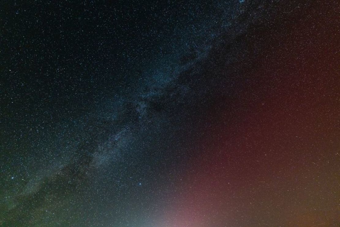 La Vía Láctea y las auroras boreales se observan en las montañas de la Sierra Oriental de California en las primeras horas de la mañana del martes.