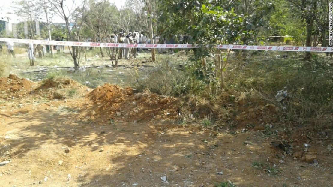 El impacto rompió las ventanas de varios autobuses en el campus, dijo.  ¿Meteorito o basura espacial? Senthil Kumari dijo que aún está por confirmarse si el objeto era un meteorito, basura espacial o incluso otro tipo de escombro. La policía recuperó una pieza del objeto tras el impacto, que será analizada por un científico del Instituto Indio de Astrofísica. "Esperaremos a que la investigación termine para confirmar si era un meteorito", dijo. El gobierno estatal de Tamil Nadu divulgó un comunicado sobre el incidente el domingo, describiéndolo como un impacto de meteorito y ofreciendo 100.000 rupias (1.471 dólares) en compensación para la familia de la víctima. En 2013, un gran meteoro explotó sobre la región rusa de Chelyabinsk, produciendo un gran destello de luz y una onda de choque, y cubriendo el territorio con muchos meteoritos pequeños. El incidente dejó más de 1.000 heridos, pero no víctimas mortales. El periodista Roshni Majumdar reportó desde Nueva Delhi y Tim Hume escribió y reportó desde Londres.