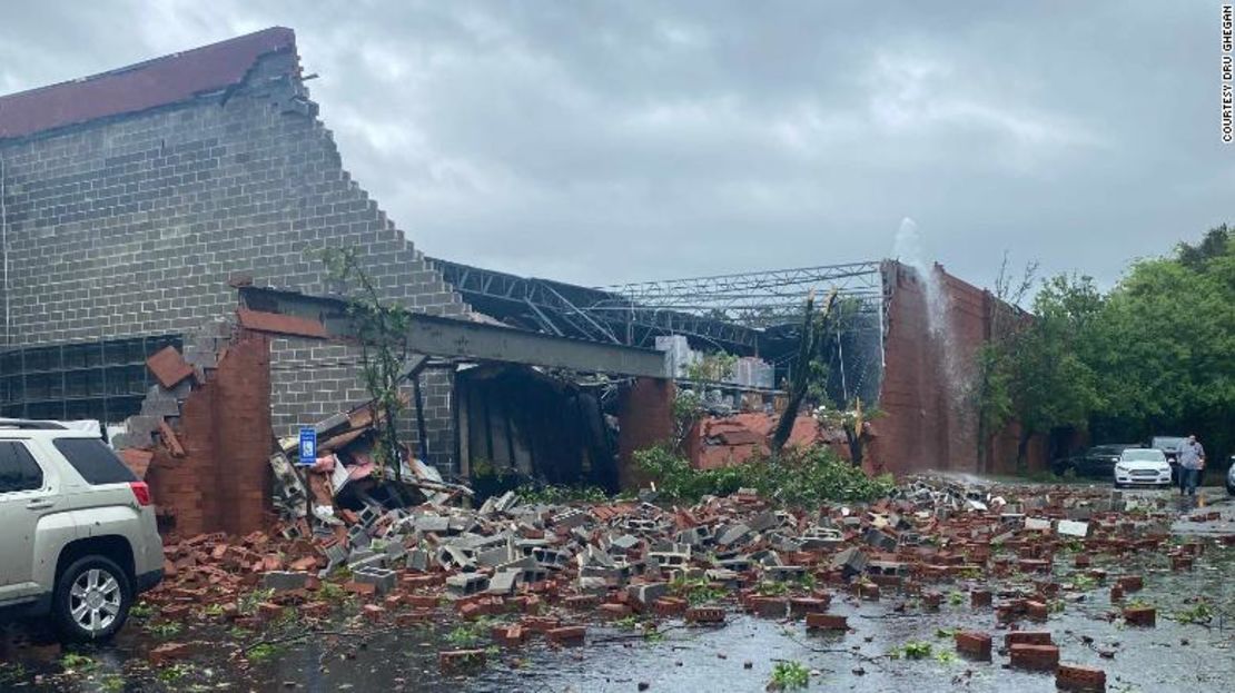 La tormenta causó daños importantes en el almacén de Dru Ghegan. Dijo que nadie resultó herido.