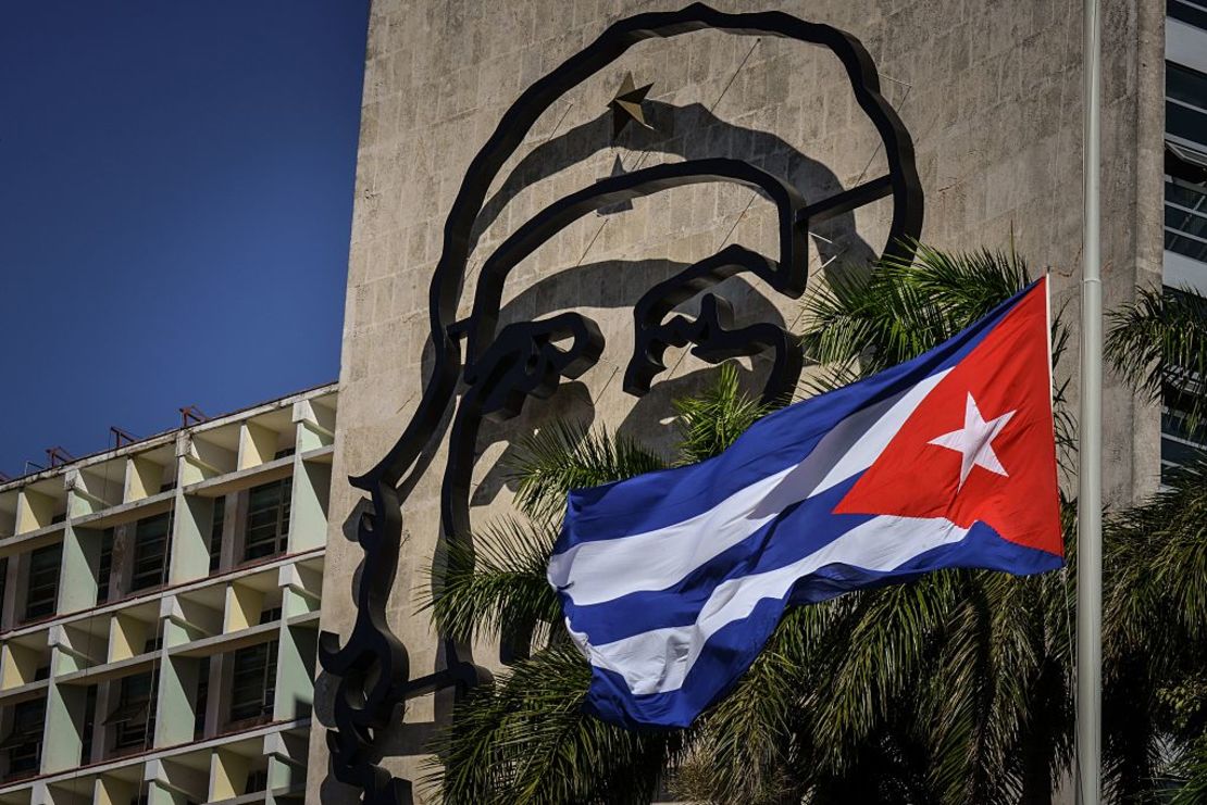 Vista del edificio del Ministerio del Interior de Cuba con la imagen del legendario Ernesto Che Guevara y la bandera de Cuba ondeando en la plaza de la Revolución de La Habana.