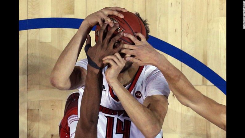 El jugador de Louisville Anas Mahmoud es bloqueado durante un partido del Torneo ACC el jueves 9 de marzo.