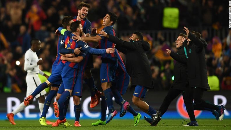 Los jugadores del Barcelona celebran tras llevar a cabo la remontada más histórica en la Liga de Campeones el miércoles 8 de marzo. Muy pocos le daban esperanzas al Barcelona de clasificarse a los octavos de final tras haber encajado un 4-0 en la ida de los octavos de final de la competición europea. Ganaron 6-1 y clasificaron.