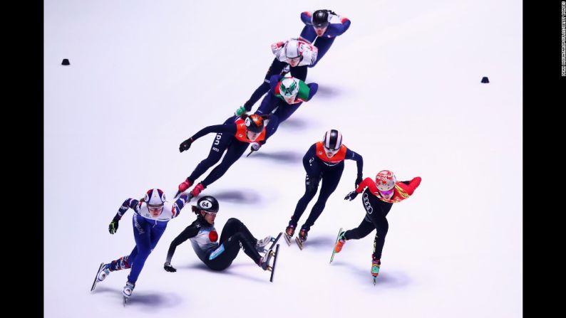 Sumire Kikuchi, un patinador japonés de velocidad de pista corta, se cae durante prueba de los 1.500 metros del Campeonato del Mundo el sábado 11 de marzo.