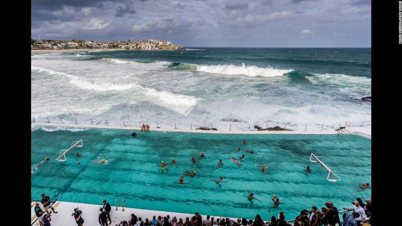 El equipo australiano de waterpolo entrena para un partido de exhibición en la playa de Bondi en Sydney el jueves 9 de marzo.