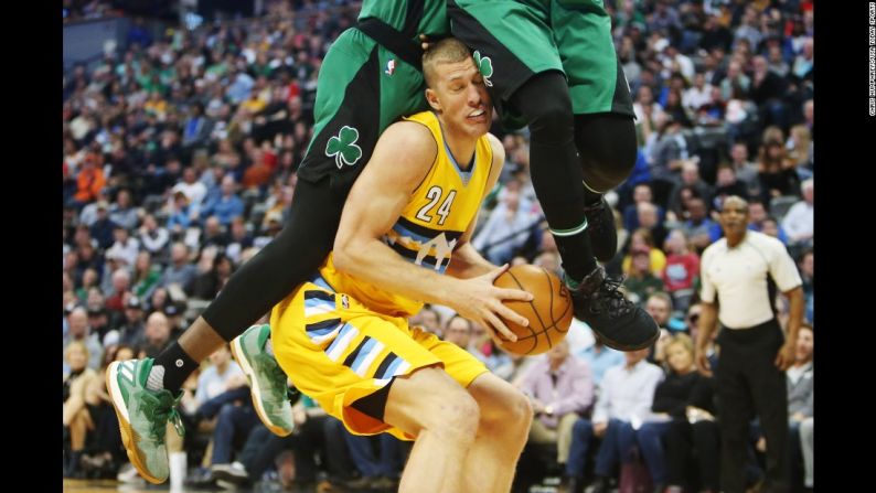 El jugador centro de Denver Mason Plumlee sufre una falta durante un partido de la NBA contra Boston el viernes 10 de marzo.