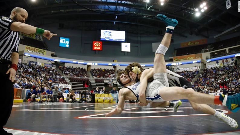 Tyler Seliga (d), de Belle Vernon, pelea contra Connor Finkey, de Garden Spot, durante una competición colegial en Hershey, Pensilvania, el jueves 9 de marzo.