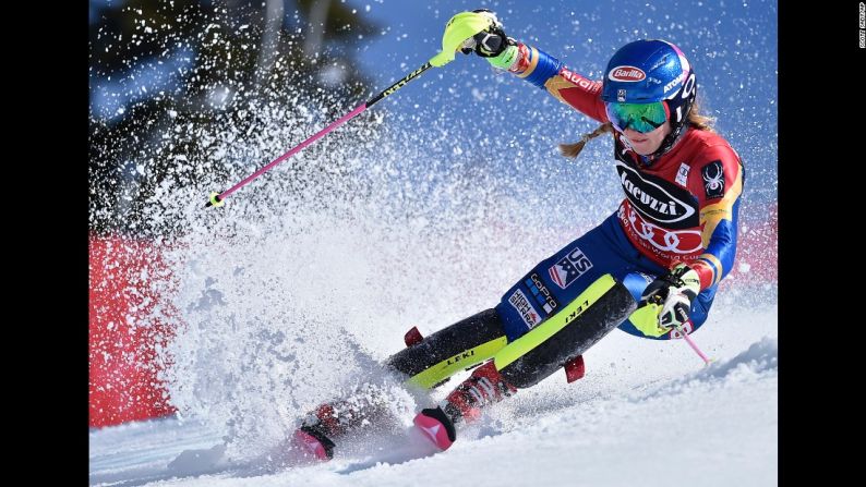 La esquiadora estadounidense Mikaela Shiffrin compite en el eslalon durante la Copa del Mundo en Squaw Valley, California, el sábado 11 de marzo. Shiffrin ganó y conquistó el cuarto título del eslalon en cinco temporadas.