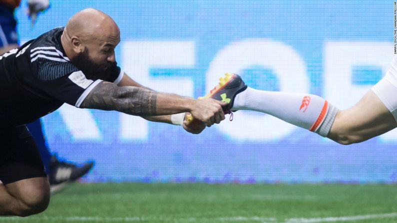 DJ Forbes, de Nueva Zelanda, atrapa a Daniel Bibby, de Inglaterra, pero falla en evitar que este anote durante un partido de la Copa del Mundo de Rugby Serie 7 en Vancouver, Canadá, el domingo 12 de marzo. Inglaterra ganó el torneo al ganarle a Sudáfrica en la final.