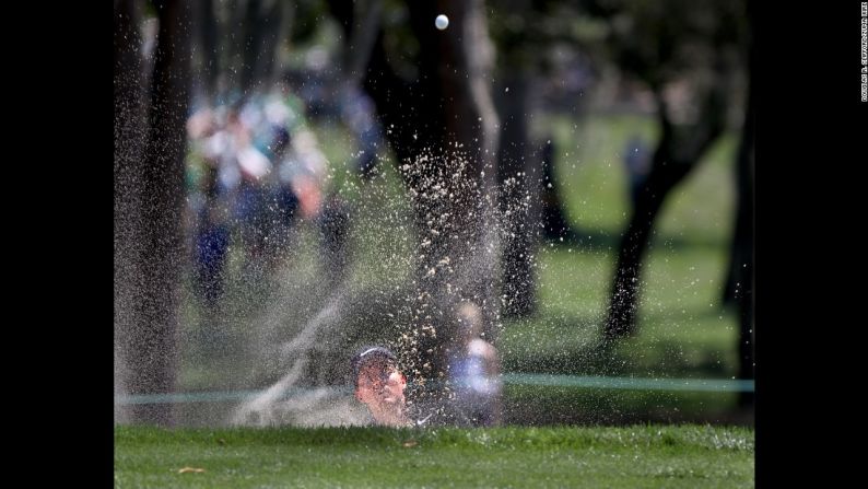 Russell Henley saca una bola de la trampa de arena durante la primera ronda del Valspar Championship, un evento del Tour de la PGA, en Palm Harbor, Florida, el jueves 9 de marzo.