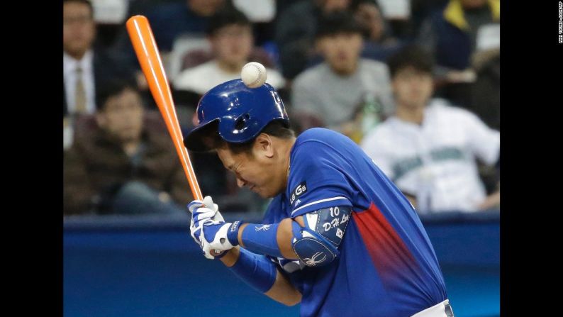 El surcoreano Dae-ho Lee sufre un pelotazo durante un juego contra Taiwán el jueves 9 de marzo. Corea del Sur ganó por 11-8 en su única victoria en el Clásico Mundial de Béisbol.