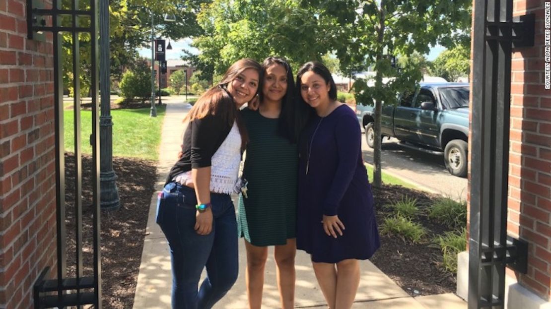 Alma Reyes González, en el centro, hace una doble titulación en biología y filosofía en laUniversidad Estatal del Este de Connecticut.