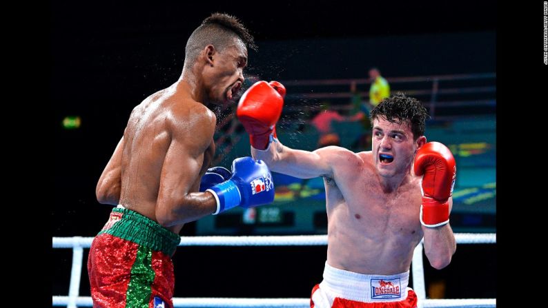 Conor Loftus golpea a Youness Baati durante una pelea por la Serie Mundial de Boxeo en Londres el miércoles 8 de marzo. Loftus y los británicos Lionhearts ganaron todas sus cinco peleas contra los marroquíes del Atlas Lions.