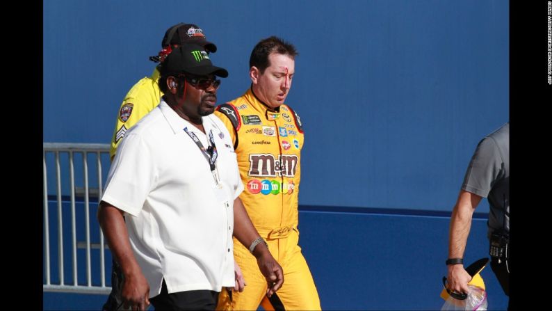 El piloto de NASCAR Kyle Busch sangra en su cabeza tras una pelea con Joey Logano y su equipo tras la carrera de la Cup Series en el Las Vegas Motor Speedway. Busch estaba furioso por una sacada de la pista durante la carrera.